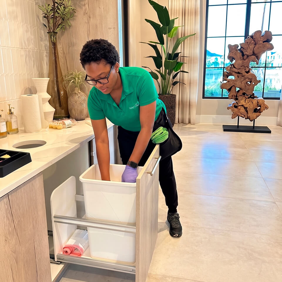 cleaner-changing-trash